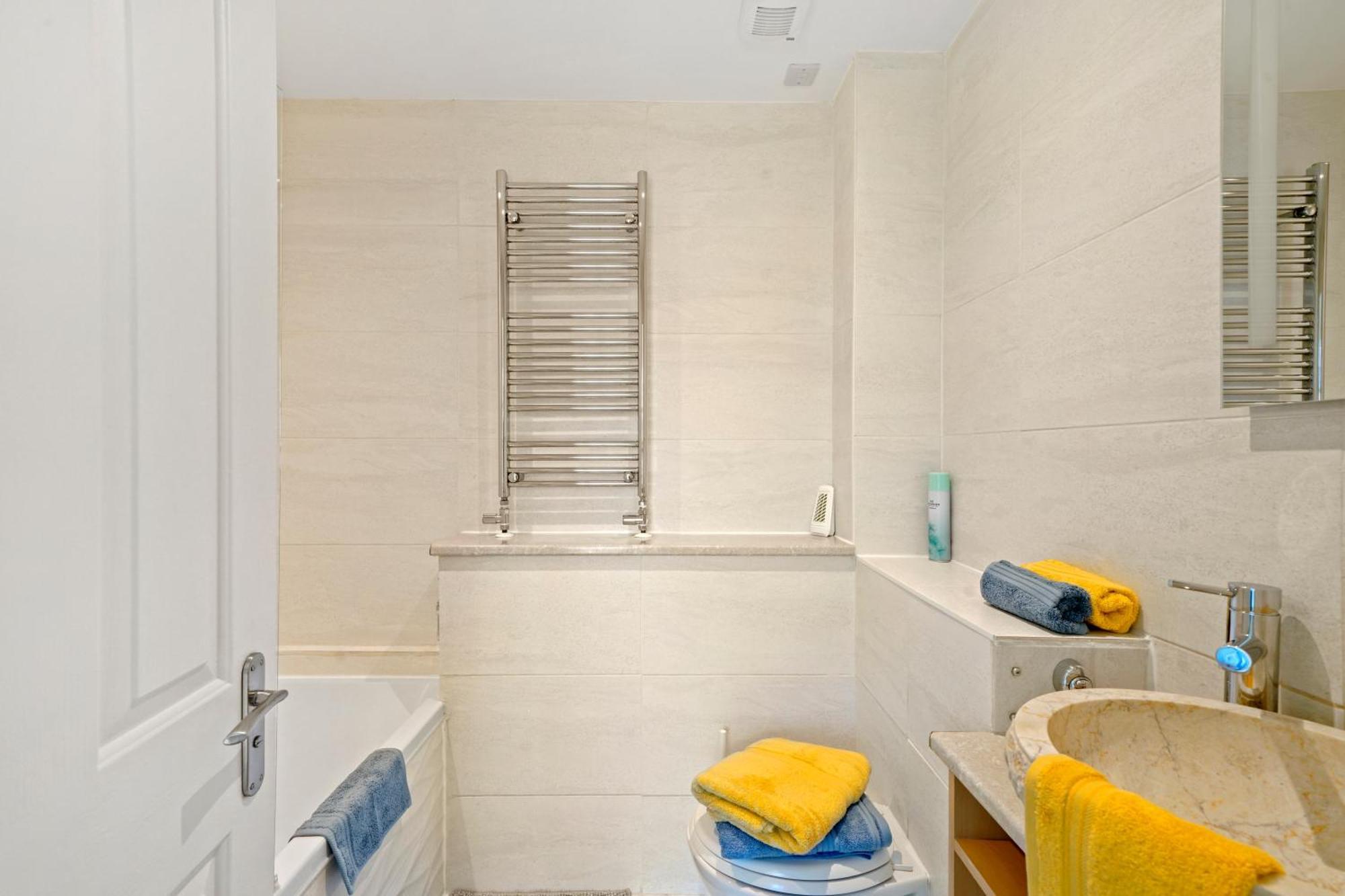 3 Bedroom Mews Home - Clapham Common - Free Private Parking - Sleeps 5 - Newly Refurbished - Sweetpea & Pillow Properties Лондон Экстерьер фото