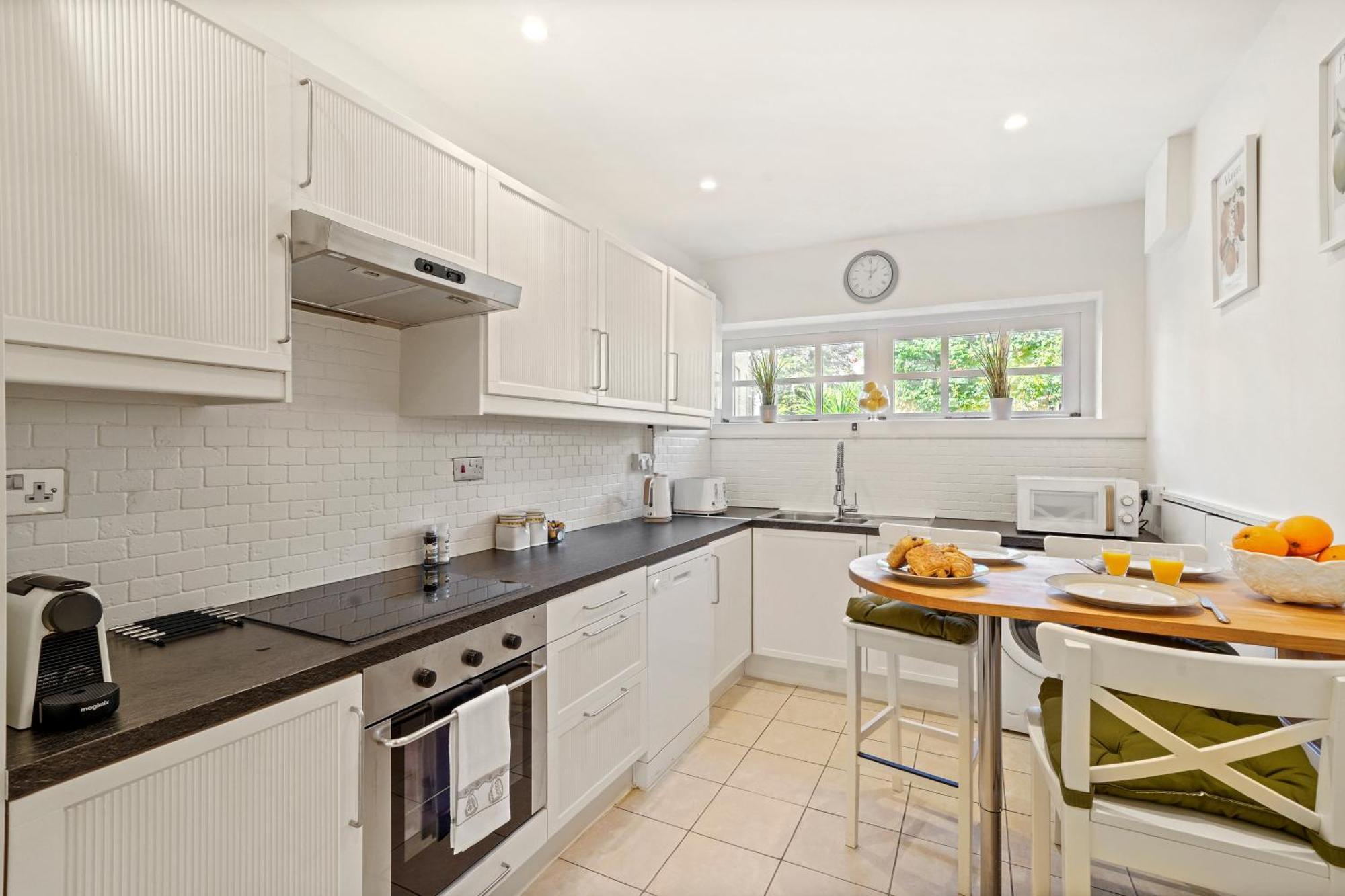3 Bedroom Mews Home - Clapham Common - Free Private Parking - Sleeps 5 - Newly Refurbished - Sweetpea & Pillow Properties Лондон Экстерьер фото