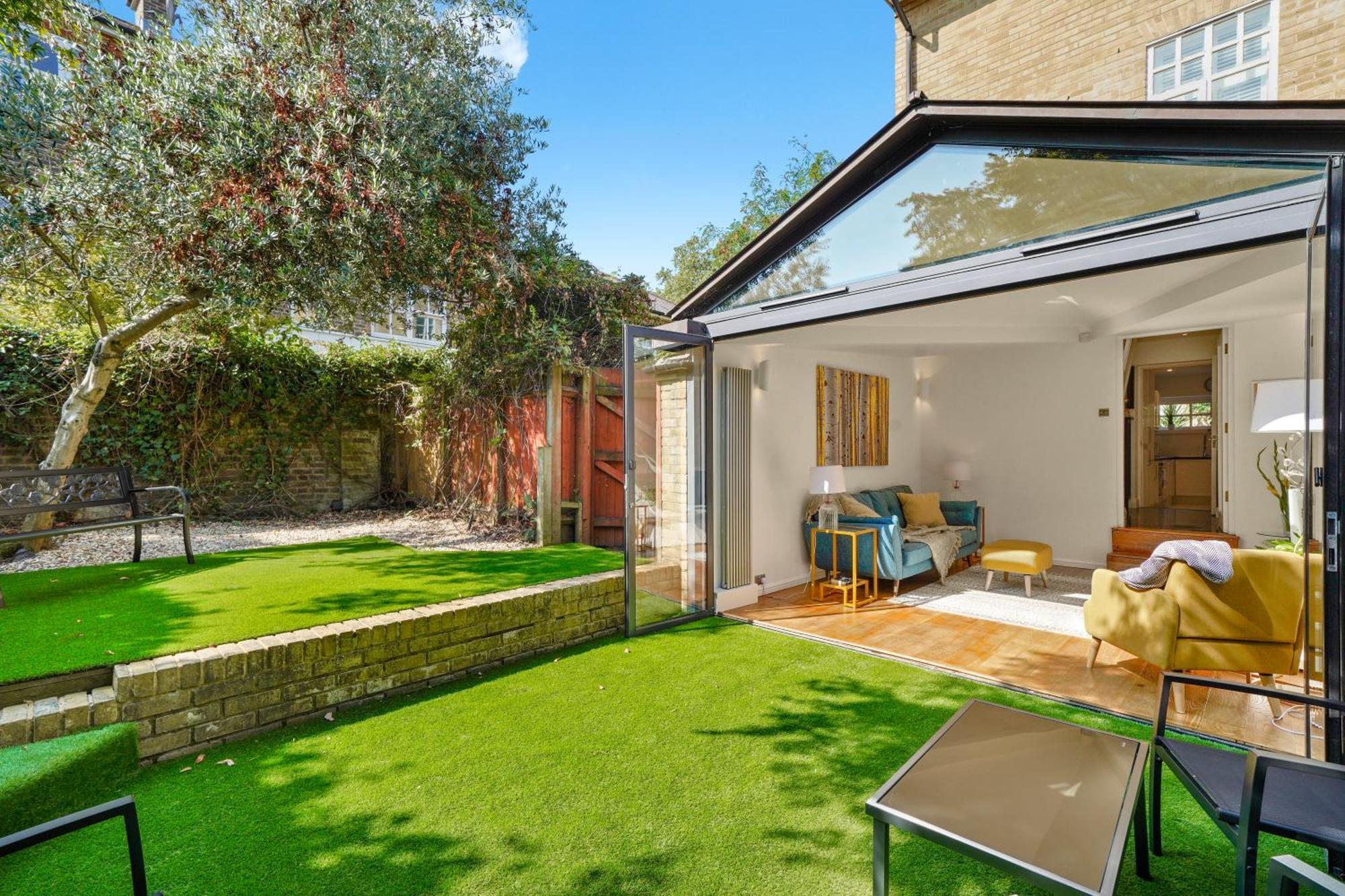 3 Bedroom Mews Home - Clapham Common - Free Private Parking - Sleeps 5 - Newly Refurbished - Sweetpea & Pillow Properties Лондон Экстерьер фото