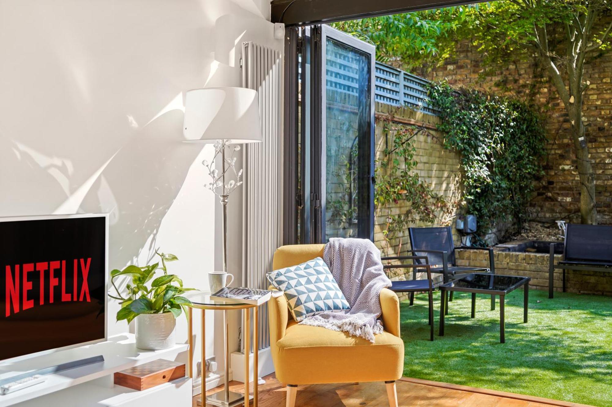 3 Bedroom Mews Home - Clapham Common - Free Private Parking - Sleeps 5 - Newly Refurbished - Sweetpea & Pillow Properties Лондон Экстерьер фото