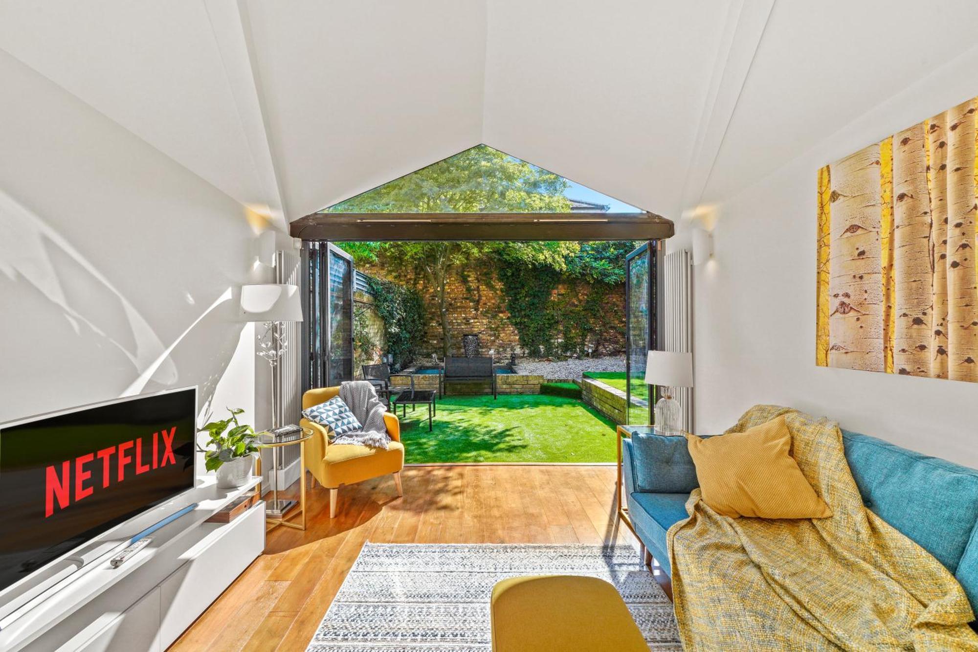 3 Bedroom Mews Home - Clapham Common - Free Private Parking - Sleeps 5 - Newly Refurbished - Sweetpea & Pillow Properties Лондон Экстерьер фото