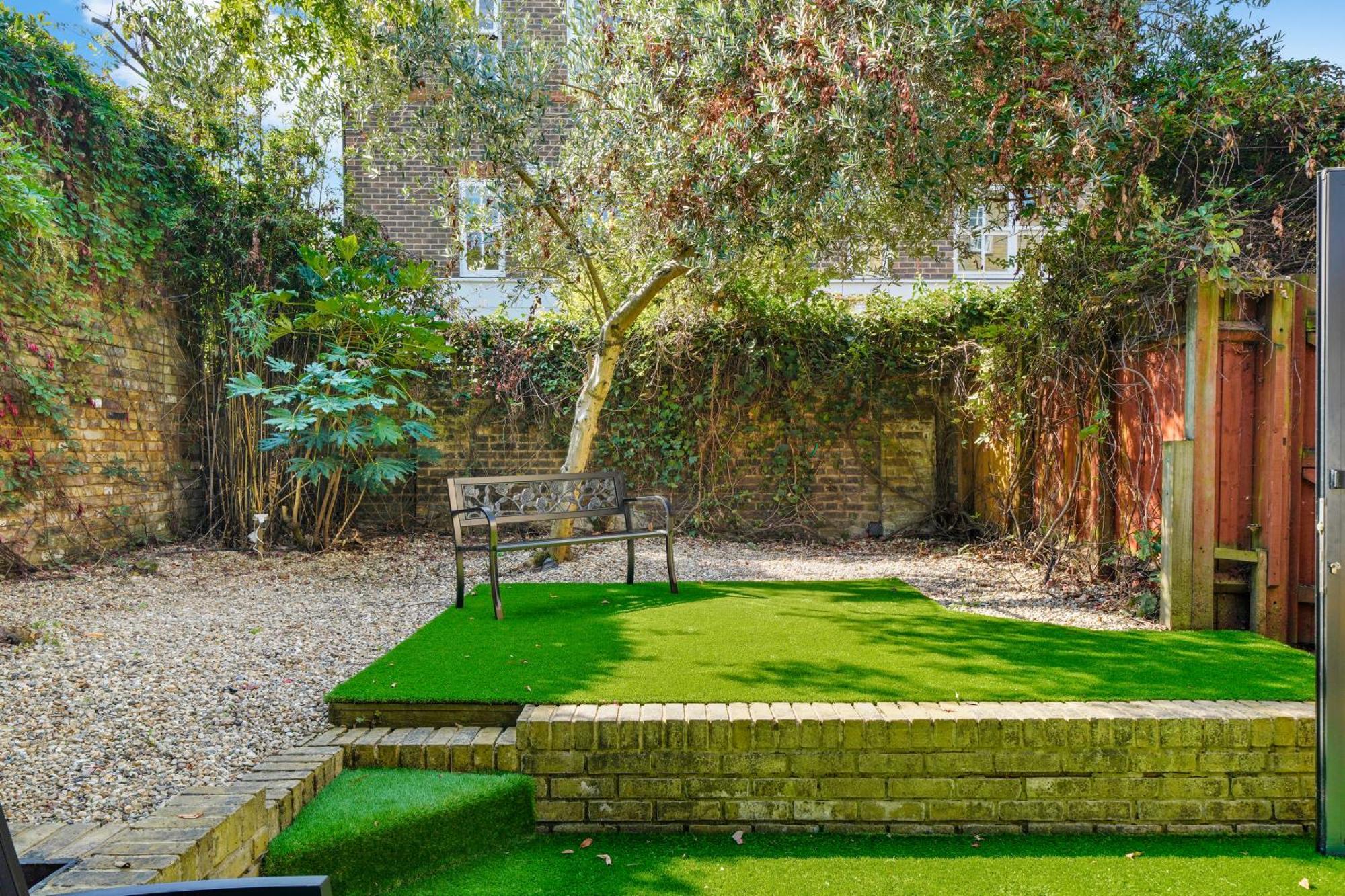 3 Bedroom Mews Home - Clapham Common - Free Private Parking - Sleeps 5 - Newly Refurbished - Sweetpea & Pillow Properties Лондон Экстерьер фото
