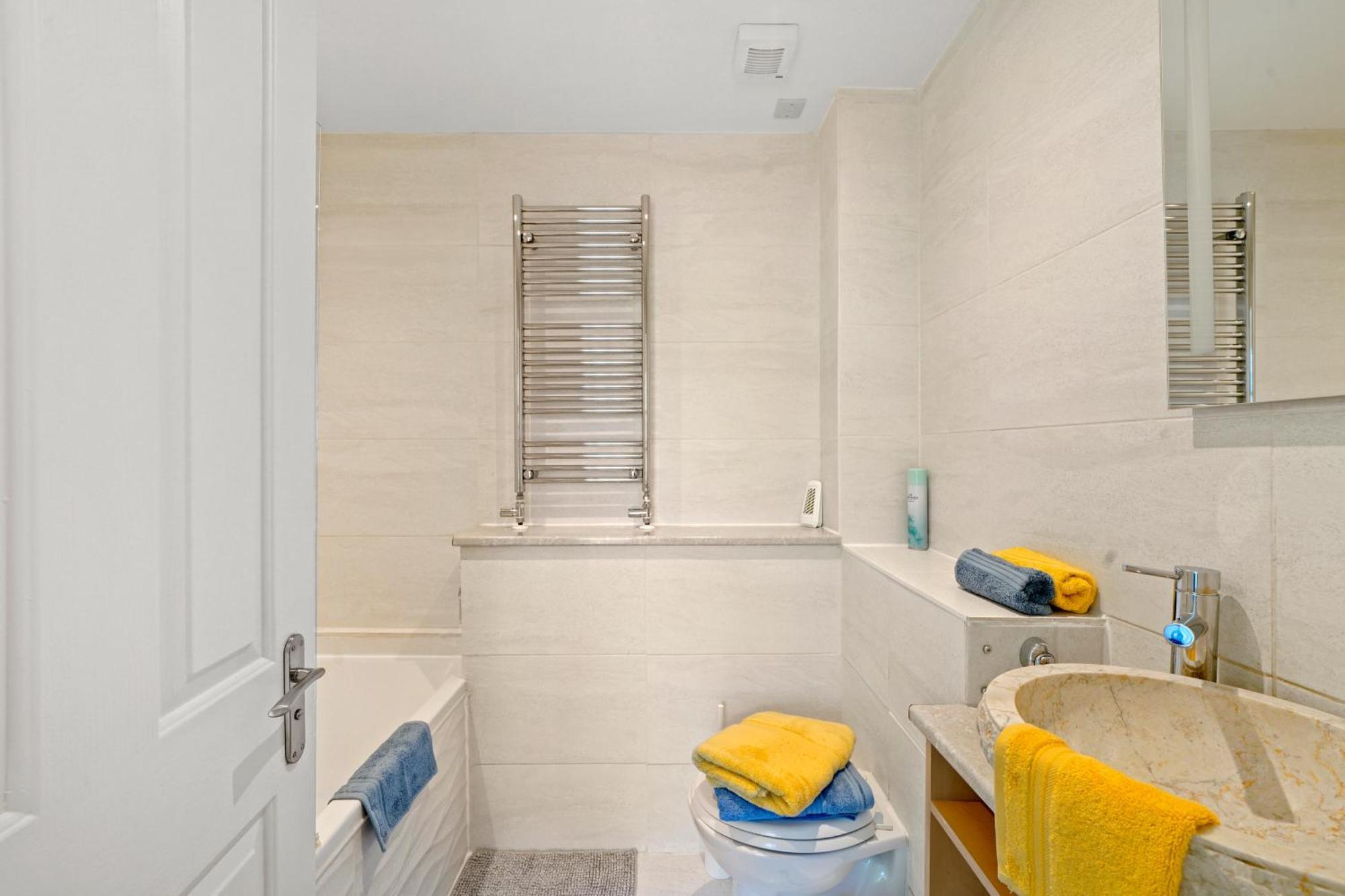 3 Bedroom Mews Home - Clapham Common - Free Private Parking - Sleeps 5 - Newly Refurbished - Sweetpea & Pillow Properties Лондон Экстерьер фото