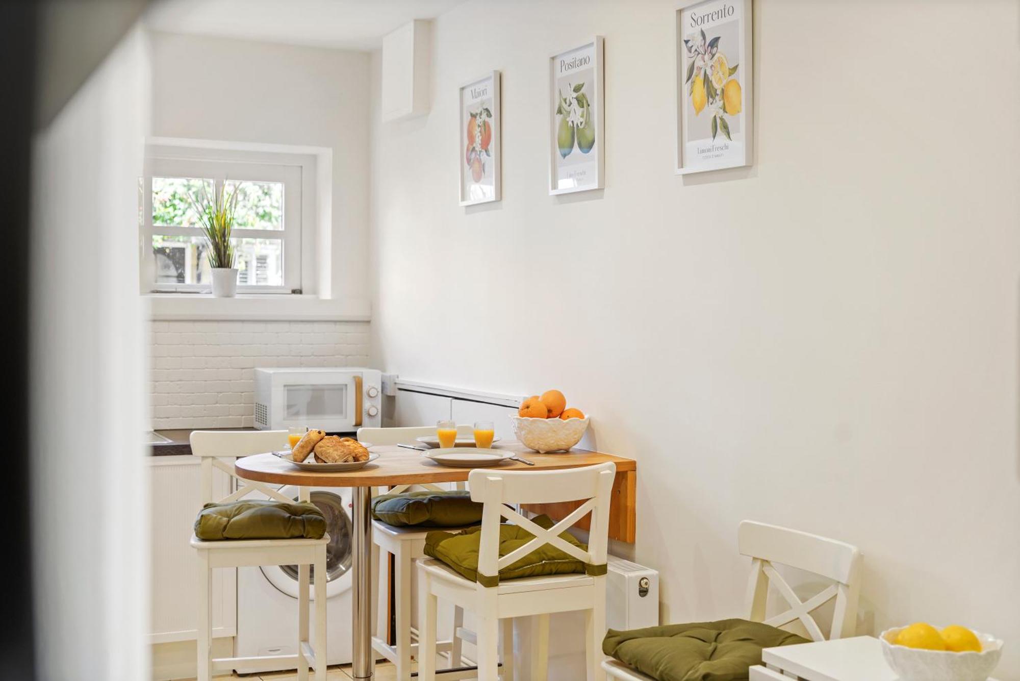3 Bedroom Mews Home - Clapham Common - Free Private Parking - Sleeps 5 - Newly Refurbished - Sweetpea & Pillow Properties Лондон Экстерьер фото