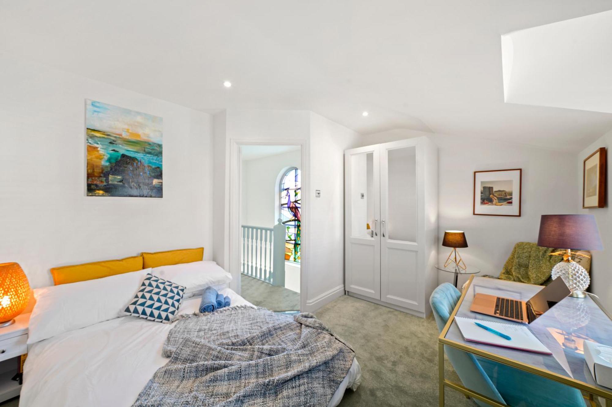 3 Bedroom Mews Home - Clapham Common - Free Private Parking - Sleeps 5 - Newly Refurbished - Sweetpea & Pillow Properties Лондон Экстерьер фото