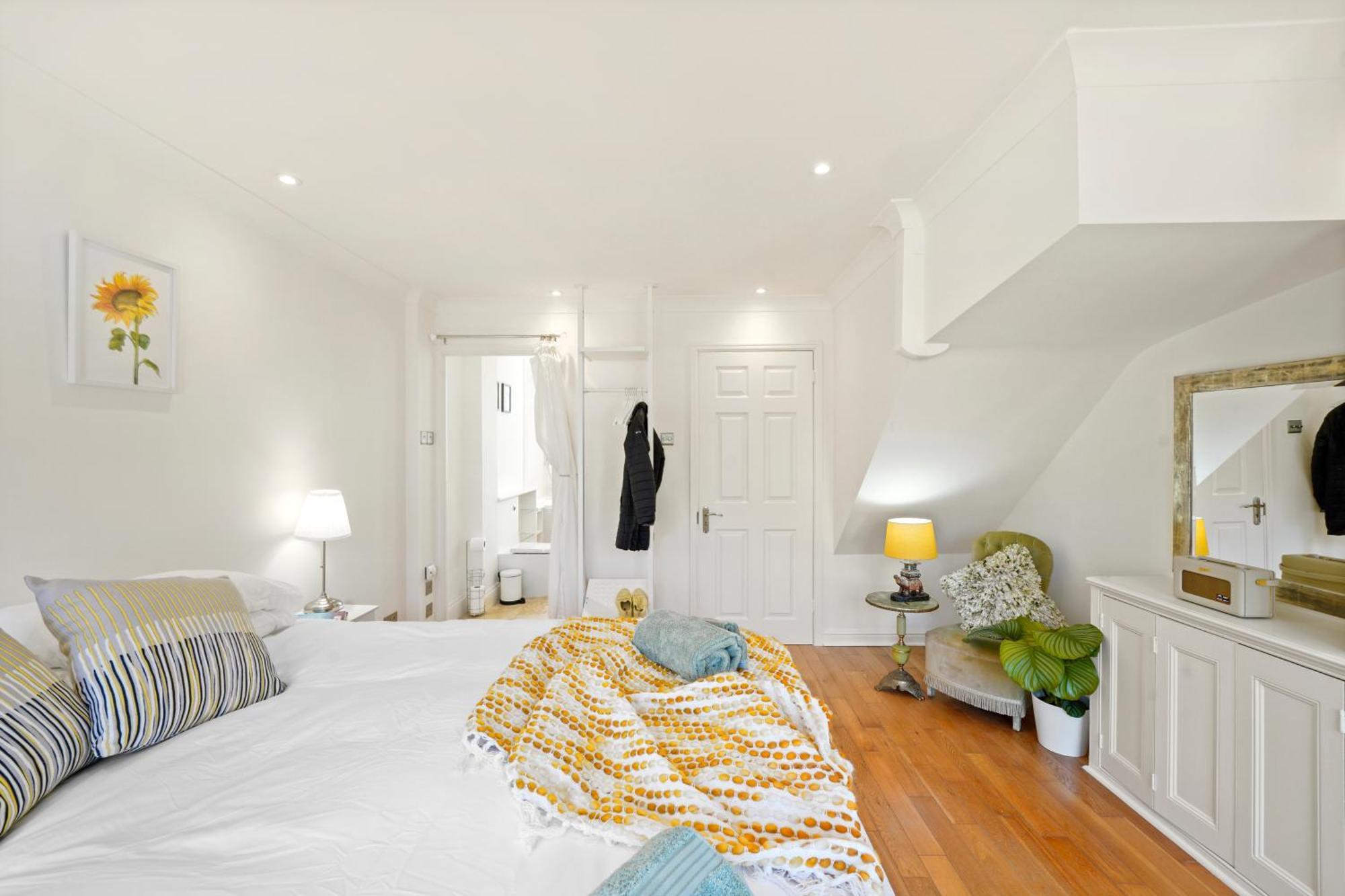 3 Bedroom Mews Home - Clapham Common - Free Private Parking - Sleeps 5 - Newly Refurbished - Sweetpea & Pillow Properties Лондон Экстерьер фото
