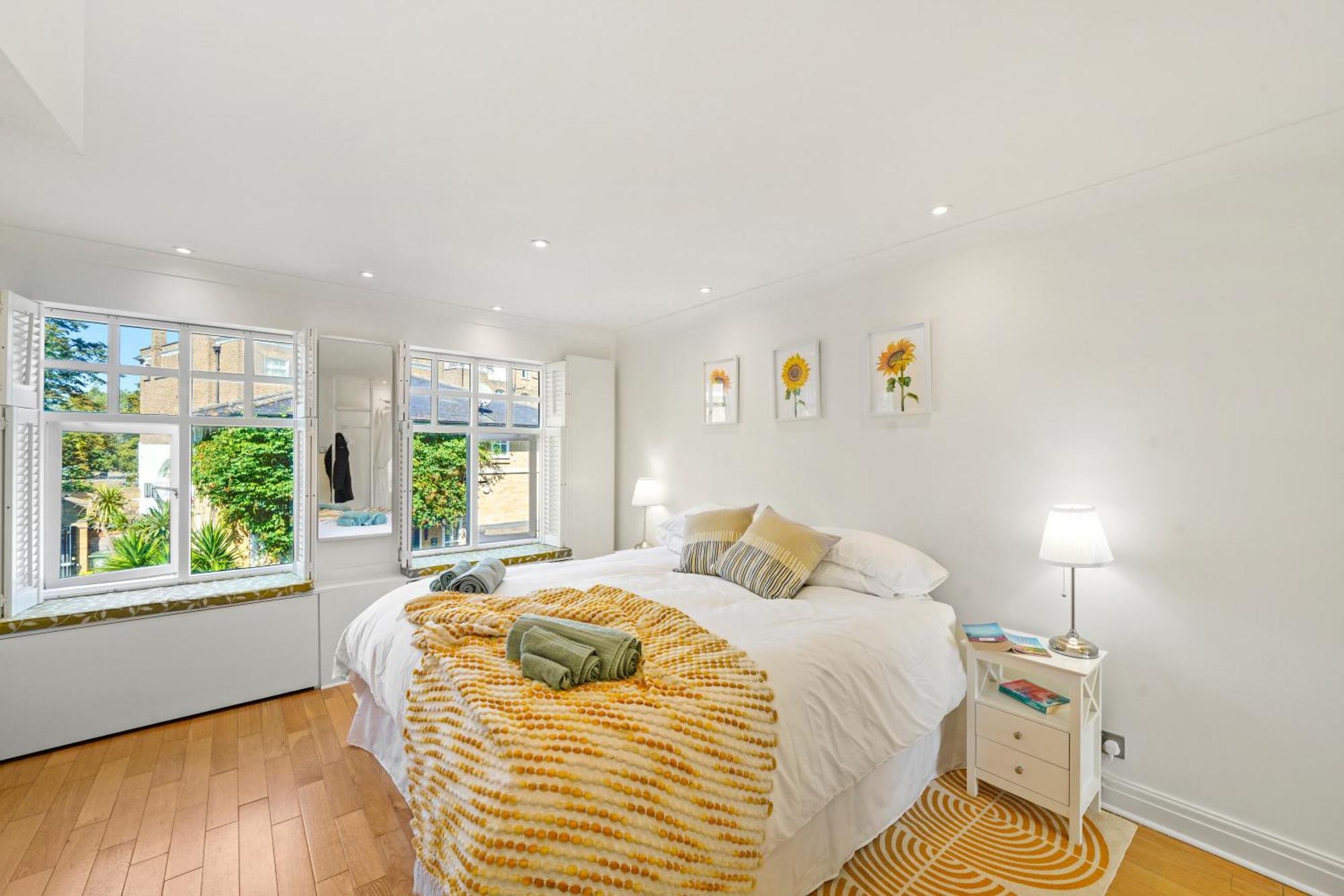 3 Bedroom Mews Home - Clapham Common - Free Private Parking - Sleeps 5 - Newly Refurbished - Sweetpea & Pillow Properties Лондон Экстерьер фото
